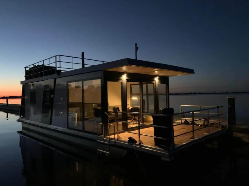 Houseboat Living: The Ultimate Guide